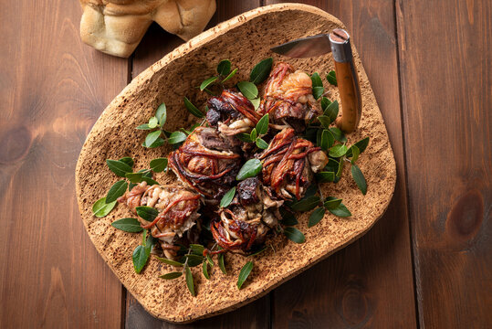 Cordula Sarda, tradizionale treccia di interiora di agnello arrosto, piatto tipico della cucina sarda, cibo italiano 