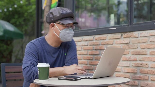 Businessman with computer in coffee shope