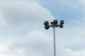 Spotlights In general, spotlights have a duty to illuminate a wide area, can be rotated to allow the light to shine in the direction that the user wants to focus on the desired point.
