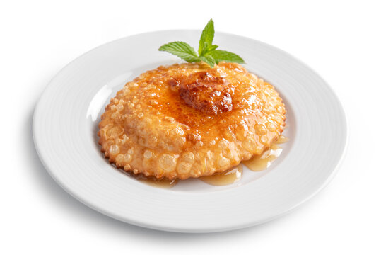 Seada sarda, tipico dolce fritto ripieno di formaggio e condito con miele, cibo italiano 