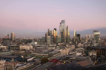 Obraz premium Breathtaking skyline of the modern buildings of London during sunset