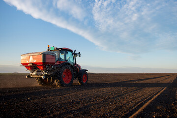 Obraz premium Tractor spreading artificial fertilizers