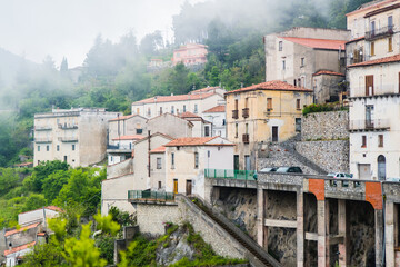 Włoskie miasto w górach we gle - obrazy, fototapety, plakaty