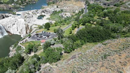 Obraz premium Beautiful landscape of a river in a rocky area on a sunny day