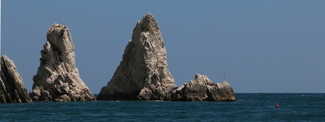 Costa adriatica con visibile delle incantevoli rocce giganti sul mare