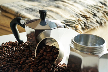 コーヒー豆の香り漂うイタリア生まれのエスプレッソメーカー　アルミニウム製のマキネッタ(モカ)