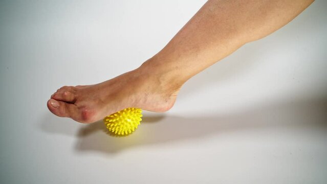 Hallux valgus disease of the legs. Massage with a ball. One foot.