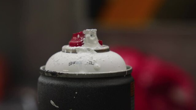 Bombe de peinture blanche en gros plan, ayant servi
