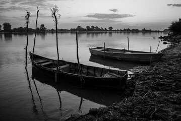 Obraz premium sunrise with boats on the lake
