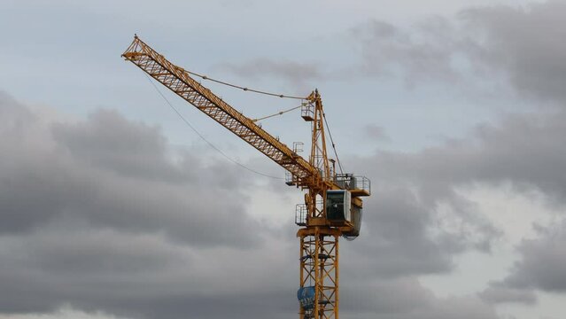 Vue d'une grue fixe, avec ciel et nuages