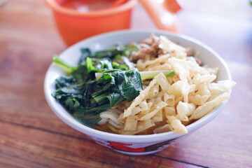 Mie Ayam Pangsit, Chicken noodles with deep fried