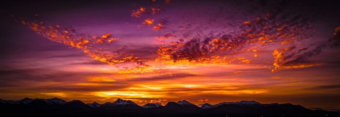 Fototapeta na wymiar Beautiful Warm Sunrise over Alaskan Mountains 