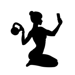 Kobieta na siłowni unosząca odważnik i robiąca sobie selfie. Zdrowy tryb życia, ćwiczenia fizyczne. Czarna postać na białym tle.