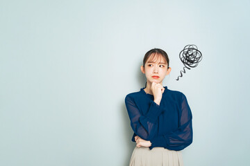 落ち込んだ表情の女性