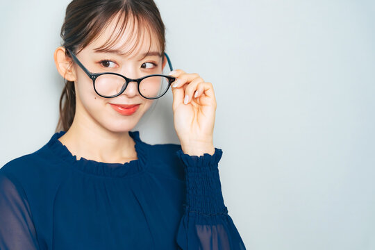 メガネをはずす女性