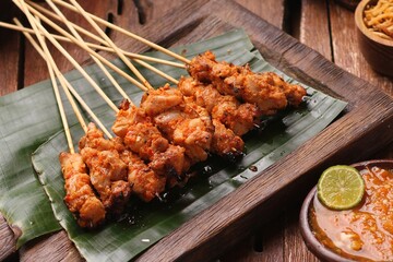 Sate taichan is a variation of chicken satay grilled and served without peanut or ketjap seasoning unlike other satays. It is served with sambal and squeezed key lime,