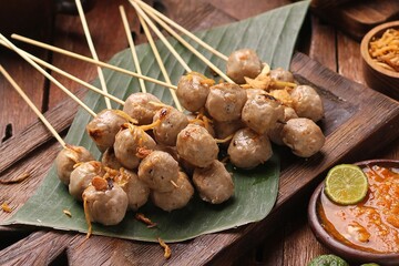 Sate taichan is a variation of chicken satay grilled and served without peanut or ketjap seasoning unlike other satays. It is served with sambal and squeezed key lime,