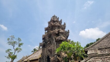 Obraz premium Traditional Balinese temple. Used as a place of worship and worship. Using wood and stone as materials. Straw is used as roof covering.