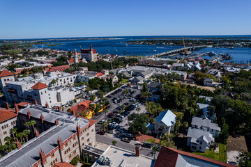 Obraz premium Beautiful aerial view of the St Augustine, the oldest town in USA. the castle of San Marcos National Monument, Flagler College and the Matanzas Bay