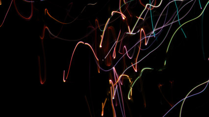 lightpainting gemälde bunte striche pinsel licht farbenfroh hell dunkel kontrast auf und ab hintergrund bild abstrakte kunst effekt video visual superkraft energie magie zauber power - obrazy, fototapety, plakaty