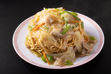 あんかけ硬焼きそば〔豚バラ　白菜　人参　ピーマン〕　極太麺