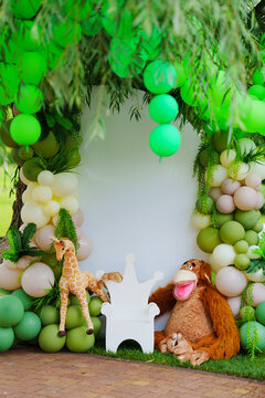 Jungle-style photo zone for a children's birthday party. 