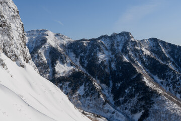 冬の剣ヶ峰山の山肌と武尊山の稜線
