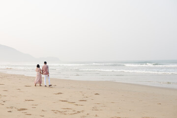 Fototapeta na wymiar couple on the beach