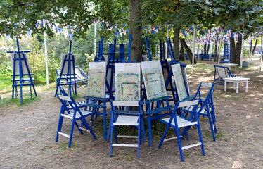 Artistic equipment: easels in the park. Drawing lessons for children
