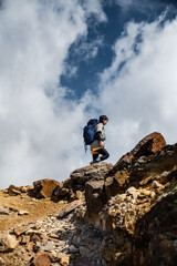 Obraz premium 硫黄岳を歩く