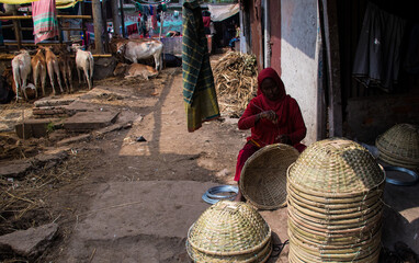 Rice basket-making process manually by using the traditional way