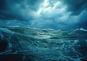 Mar embravecido con una tormenta en el cielo,