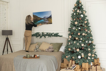 woman holding a photo canvas as a Christmas present.