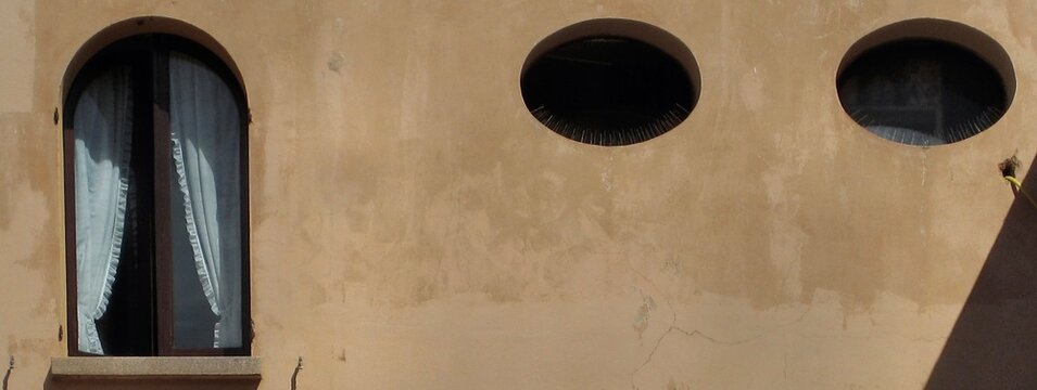 Bellissima architettura di una facciata con fori ovali e finestra ad arco
