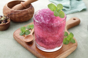 Shaved ice with sweet, sour and fresh fruit flavor