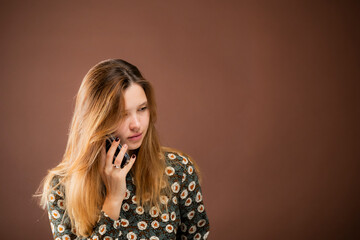 Mujer utilizando el teléfono móvil 