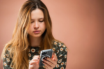 Mujer utilizando el teléfono móvil 