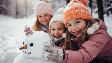 Fototapeta premium Amigos de 6 años haciendo un muñeco de nieve y pasándolo bien .Grupo de niños jugando en la nieve en invierno.
