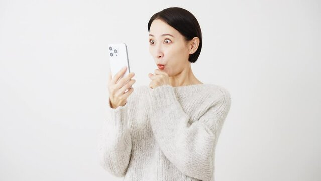 スマートフォンを操作する若い女性　ライフスタイルイメージ
