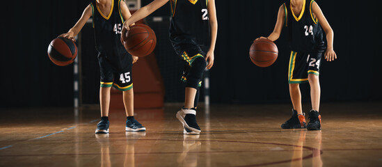 Basketball Training Unit For Youth Players. Youth Basketball Players in a Team on Training Drill. Young Boys on Basketball Bractice - obrazy, fototapety, plakaty