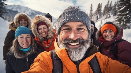 Selfie de grupo de amigos de mediana edad disfrutando y sonriendo. Deporte y aventura a los 50 años. - obrazy, fototapety, plakaty