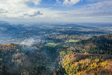 Góry, Beskid Śląski widok z Równicy w Ustroniu na Śląsku w Polsce, panorama jesienią z lotu ptaka