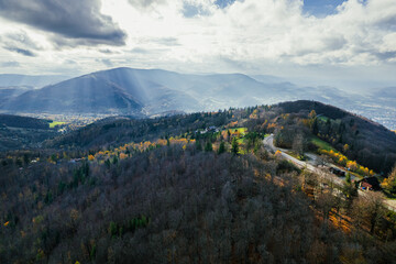 Góry, Beskid Śląski widok z Równicy w Ustroniu na Śląsku w Polsce, panorama jesienią z lotu ptaka
