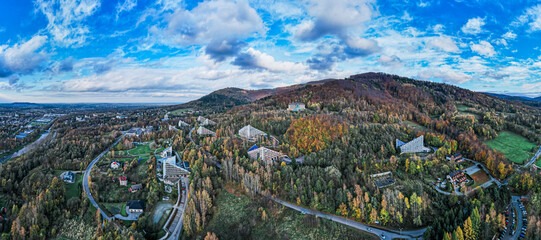 Miasto uzdrowiskowe Ustroń w górach na Śląsku w Polsce, panorama jesienią z lotu ptaka 