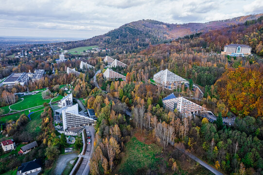 Miasto uzdrowiskowe Ustroń w g&oacute;rach na Śląsku w Polsce, panorama jesienią z lotu ptaka 