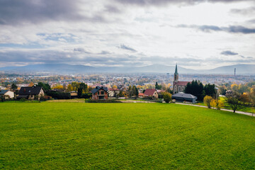 Skoczów, miasto na Śląsku w Polsce, panorama jesienią z lotu ptaka, widok ze wzgórza Kaplicówka  - obrazy, fototapety, plakaty
