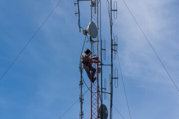 Homme travaillant en hauteur © Mathilde