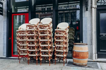 Keuken spatwand met foto Antwerp, Belgium - October 22, 2023: Chairs arranged in front of a restaurant in the center of Antwerp © Andrei Antipov