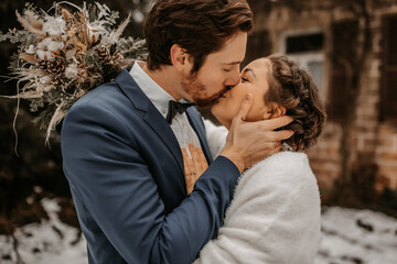 Winter Hochzeit in den Bergen - Bilder von Hütte und Wald