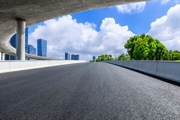 Naklejka premium Asphalt highway and skyline with sky cloud background